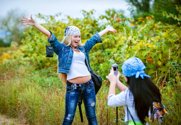 Две Счастливые Молодые Женщины Рюкзаками Весело Фотографируются Зеленом Лесу — стоковое фото
