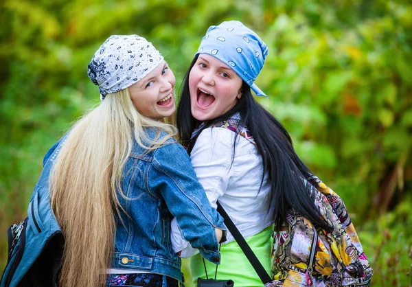 Zwei Glückliche Freundinnen Mit Rucksäcken Amüsieren Sich Grünen Wald — Stockfoto