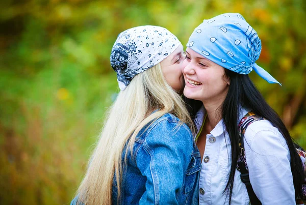 Two Happy Female Friends Backpacks Hugging Standing Green Park — Stock Photo, Image