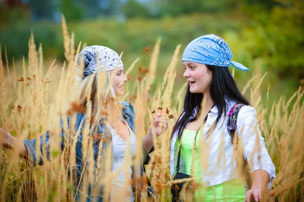 Két Boldog Nők Séta Mező Hátizsákok — Stock Fotó