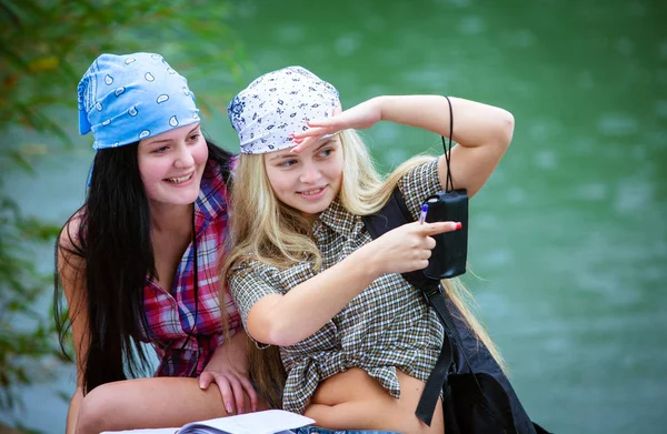 Dos Amigas Felices Con Mochilas Sentadas Piedra Cerca Del Lago —  Fotos de Stock