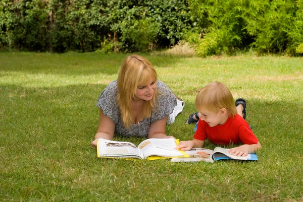 Mutlu Anne Oğlu Birlikte Parkta Çim Üzerinde Okuma — Stok fotoğraf