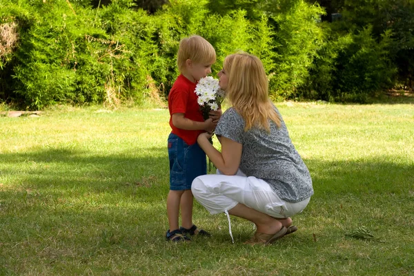 Adorabile Figlio Che Presenta Mazzo Fiori Alla Madre Nel Parco — Foto Stock