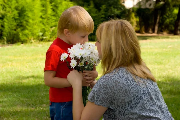 Adorabile Figlio Che Presenta Mazzo Fiori Alla Madre Nel Parco — Foto Stock