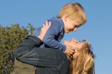 mutlu anne ve oğlu parkta eğleniyor