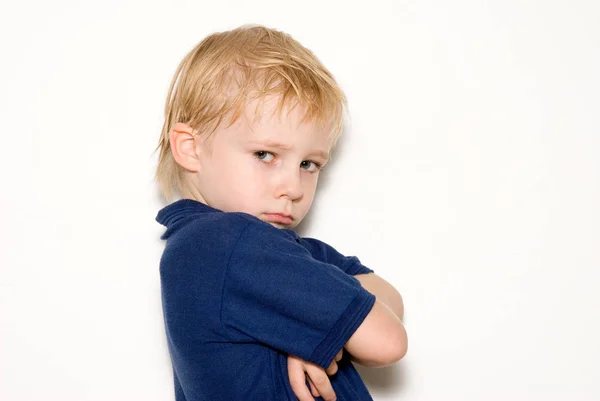 Retrato Menino Triste Posando Isolado Fundo Branco Com Espaço Cópia — Fotografia de Stock