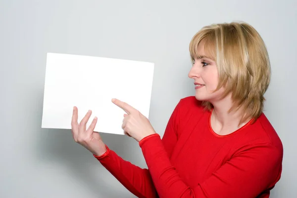 Schöne Blonde Frau Mit Weißem Blankopapier Posiert Auf Hellem Studiohintergrund — Stockfoto