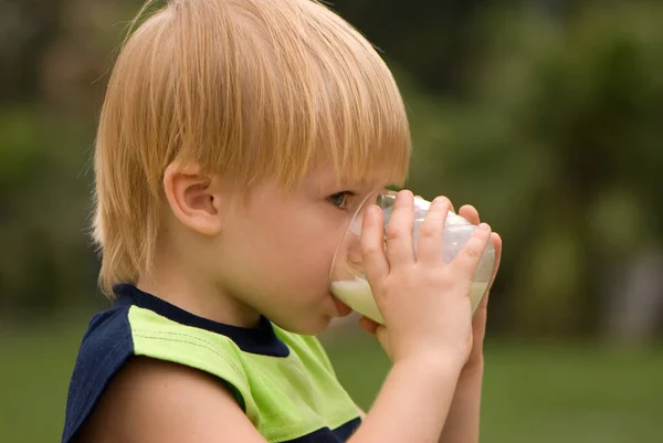 Ritratto All Aperto Carino Bambino Bere Latte Piedi Sfondo Verde — Foto Stock