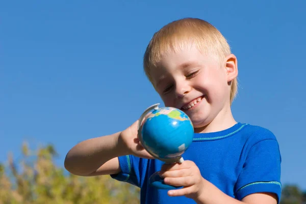 Bonito Menino Segurando Globo Olhando Com Lupa Vidro Contra Fundo — Fotografia de Stock