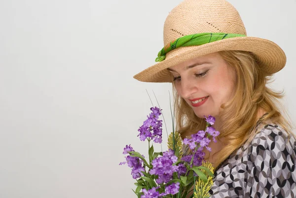 Bela Mulher Sorridente Usando Chapéu Palha Segurando Flores Posando Fundo — Fotografia de Stock