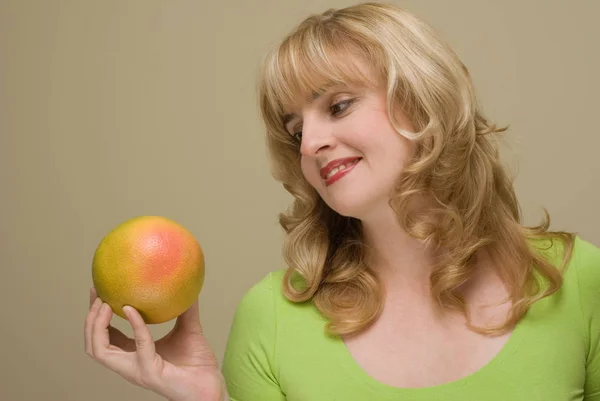 Mooie Blonde Vrouw Die Lacht Bedrijf Grapefruit Poseren Beige Studio — Stockfoto