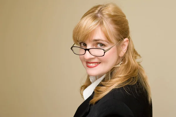 Portrét Blond Podnikatelka Nošení Brýlí Úsměvem Pózuje Béžové Studio Pozadí — Stock fotografie