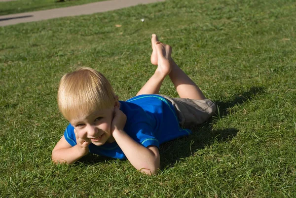 Sød Lille Dreng Liggende Grønt Græs Parken - Stock-foto