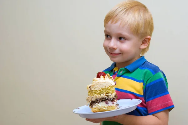 Glad Liten Pojke Håller Hemmagjord Tårta Med Jordgubbar — Stockfoto