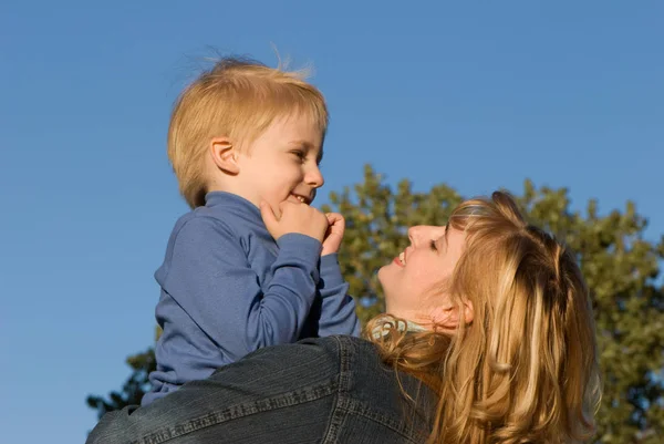 Šťastný Matka Syn Baví Parku — Stock fotografie