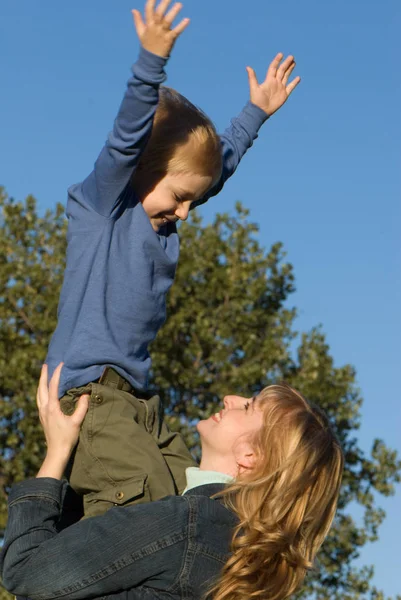 幸せな母と息子が公園で楽しんで — ストック写真