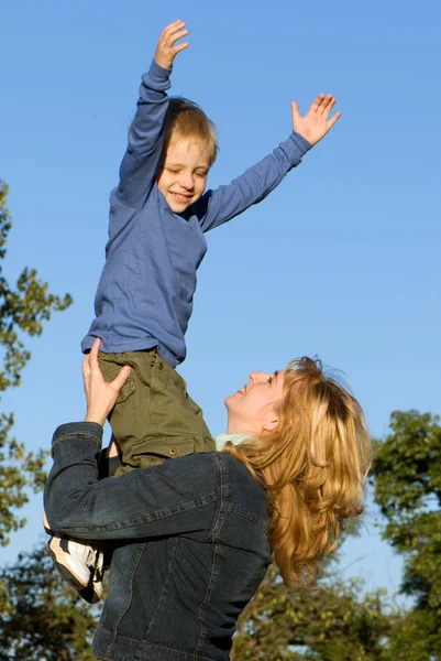 Feliz Mãe Filho Divertindo Parque — Fotografia de Stock