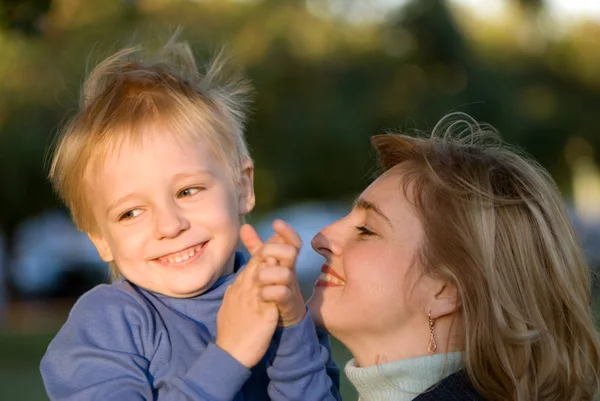 幸せな母と公園での息子の肖像画 — ストック写真