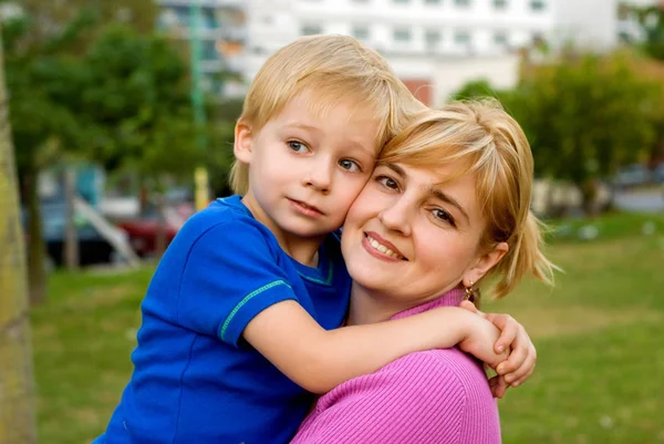 幸福的母亲和儿子在公园的肖像 — 图库照片