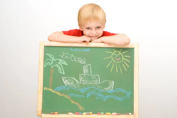 Милый Маленький Мальчик Стоит Зеленой Доски Нарисованным Вручную Кораблем Морем — стоковое фото