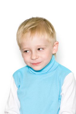 Beyaz arka plan üzerinde izole gülümseyen sevimli sarışın çocuk portresi