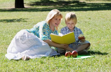 Anne ve oğlu okuma kitabı birlikte Park'ın bahçesinde