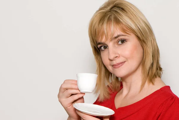 Portret Van Gelukkig Blonde Vrouw Met Witte Plaat Koffiekopje Witte — Stockfoto