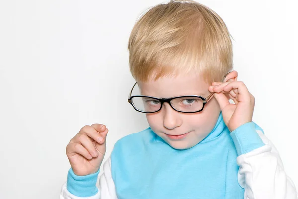 Porträtt Söt Blond Pojke Som Bär Glasögon Isolerad Vit Bakgrund — Stockfoto