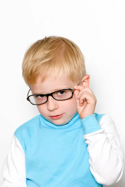 Porträtt Söt Blond Pojke Som Bär Glasögon Isolerad Vit Bakgrund — Stockfoto