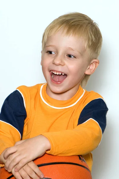 Menino Feliz Com Bola Basquete Isolado Fundo Branco Com Espaço — Fotografia de Stock