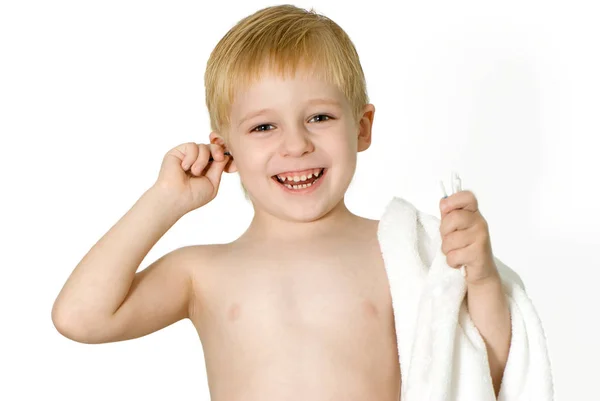 Menino Feliz Com Toalha Tocando Sua Orelha Isolado Fundo Branco — Fotografia de Stock