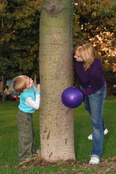 Boldog Anya Fia Néz Park Néztek Egymásra — Stock Fotó