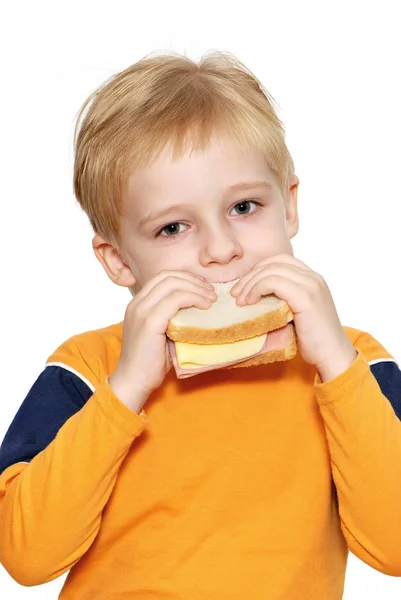 Retrato Chico Rubio Lindo Comiendo Sándwich Aislado Sobre Fondo Blanco — Foto de Stock