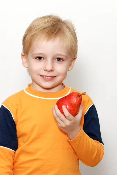 Porträtt Söt Blond Pojke Ler Holding Rött Päron Stående Isolerad — Stockfoto