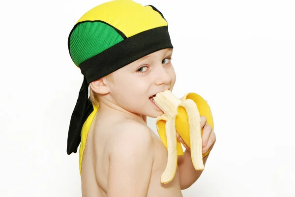 可爱的金发碧眼的无袖男孩在帽子吃香蕉孤立在白色 — 图库照片