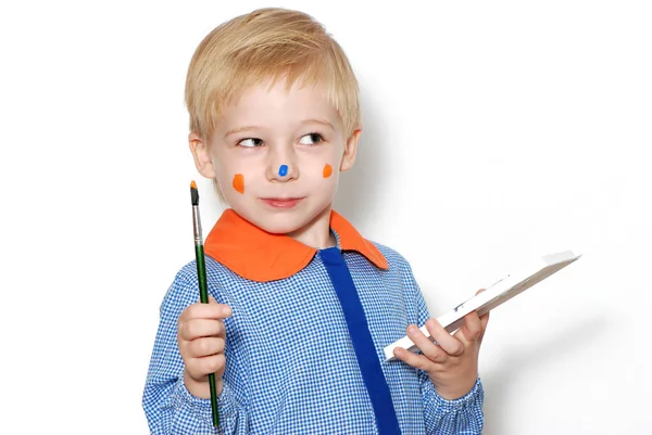 Liten Pojke Med Färg Färg Fläckar Ansiktet Håller Borsten Gör — Stockfoto