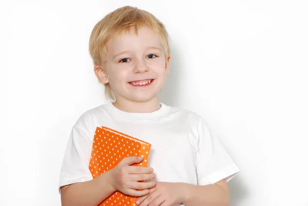 Retrato Menino Loiro Bonito Segurando Livro Laranja Posando Isolado Fundo — Fotografia de Stock