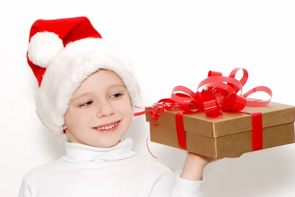 Küçük Sarışın Çocuk Hediye Kutusu Yay Ile Tutarak Kırmızı Santa — Stok fotoğraf