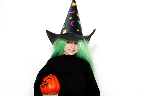 Schattige Jongen Heks Kostuum Met Pompoen Halloween Geïsoleerd Wit — Stockfoto