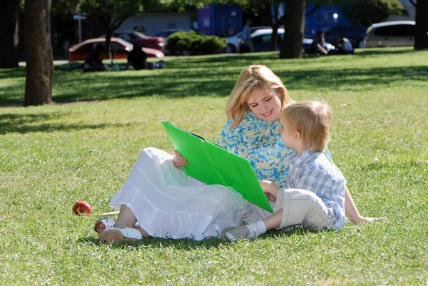 Matka Syn Čtení Knihy Společně Trávníku Parku — Stock fotografie