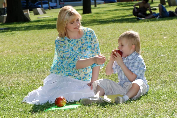 Mor Och Son Äta Äpplen Gräsmattan Parken — Stockfoto