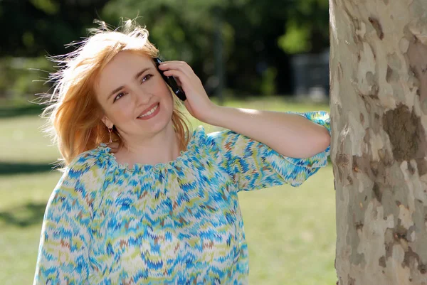 Lycklig Kvinna Talar Mobiltelefon Poserar Grön Park — Stockfoto