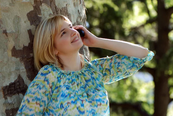 Outdoor Portret Van Mooie Blonde Vrouw Praten Smartphone Leunend Boom — Stockfoto