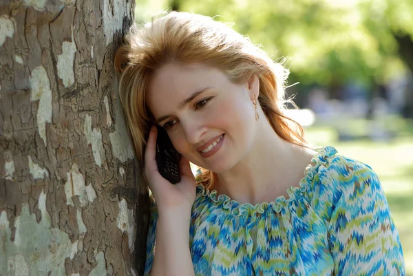 Mujer Feliz Hablando Teléfono Móvil Posando Parque Verde —  Fotos de Stock