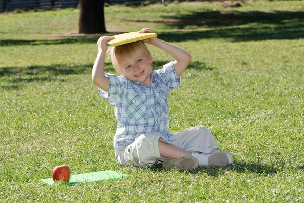 Menino Bonito Sentado Grama Verde Divertindo Com Livro Cabeça — Fotografia de Stock