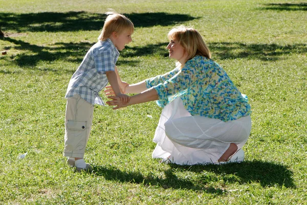 Moeder Zoon Hand Hand Grasveld Het Park — Stockfoto