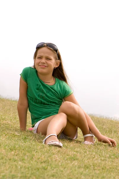 Menina Bonita Com Óculos Sol Posando Sentado Grama Verde — Fotografia de Stock
