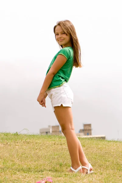 Portrait Pleine Longueur Fille Heureuse Debout Sur Fond Brumeux — Photo