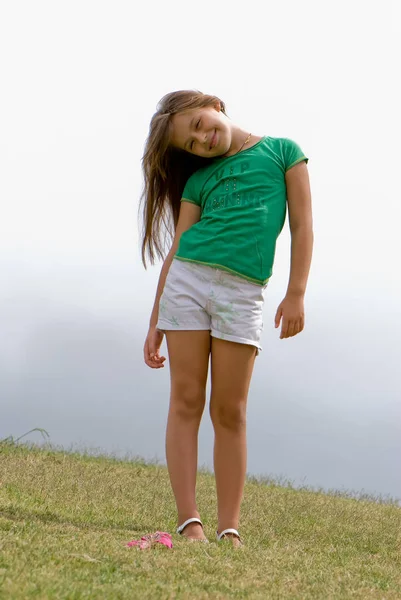 Retrato Longitud Completa Chica Feliz Pie Sobre Fondo Niebla — Foto de Stock