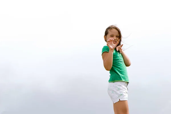 Çeyrek Uzunluk Portre Küçük Kızın Eğleniyor Sisli Arka Plan Üzerinde — Stok fotoğraf